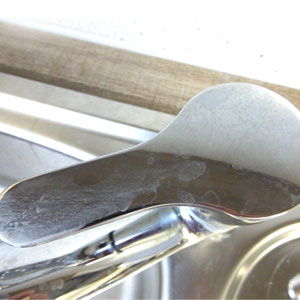  Kalk verschmutzter Wasserhahn an Edelstahl Spüle.